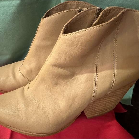 Eileen Fisher supple, crany leather ankle boots. - Picture 10 of 10
